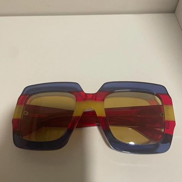 Gucci Accessories - Gucci sunglassess